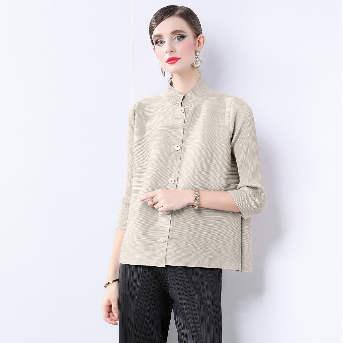 Miyake solid color versatile loose pleated top in mm size, with 9/4 sleeves and stand up collar for commuting, slimming shirt, minimalist jacket Miyake solid color versatile loose pleated top in mm size, with 9/4 sleeves and stand up collar for commuting, slimming shirt, minimalist jacket