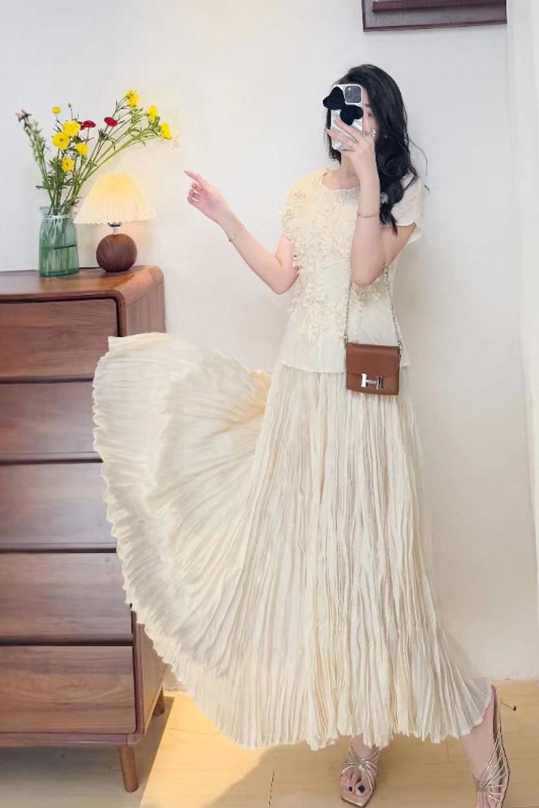 Cross border 2025 summer three bedroom pleated T-shirt short sleeved handmade three-dimensional floral set fashionable big swing skirt for women Cross border 2025 summer three bedroom pleated T-shirt short sleeved handmade three-dimensional floral set fashionable big swing skirt for women