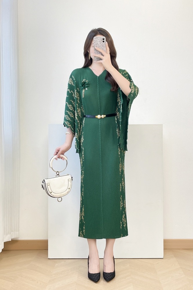 European and American batball sleeves, hot stamping three-dimensional flower decoration belt, slim fit long skirt, cross-border dragon scale pleat, autumn three bedroom women's clothing European and American batball sleeves, hot stamping three-dimensional flower decoration belt, slim fit long skirt, cross-border dragon scale pleat, autumn three bedroom women's clothing