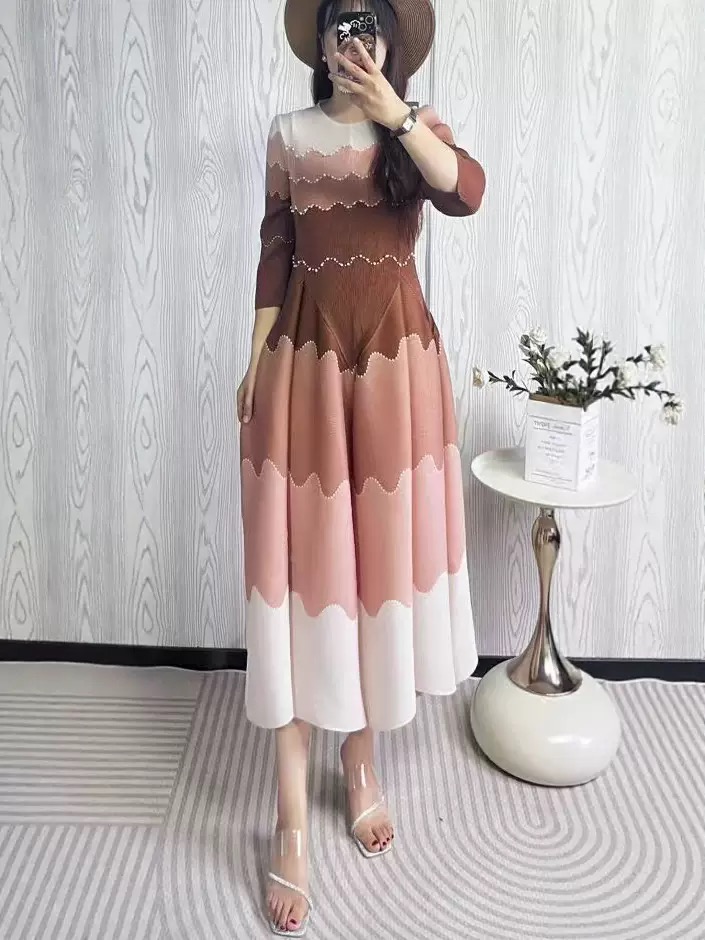 Wrinkle printed nail bead eight piece skirt, European and American cross-border heavy industry pleated color matching, waist cinching, big swing long skirt, three bedroom dress