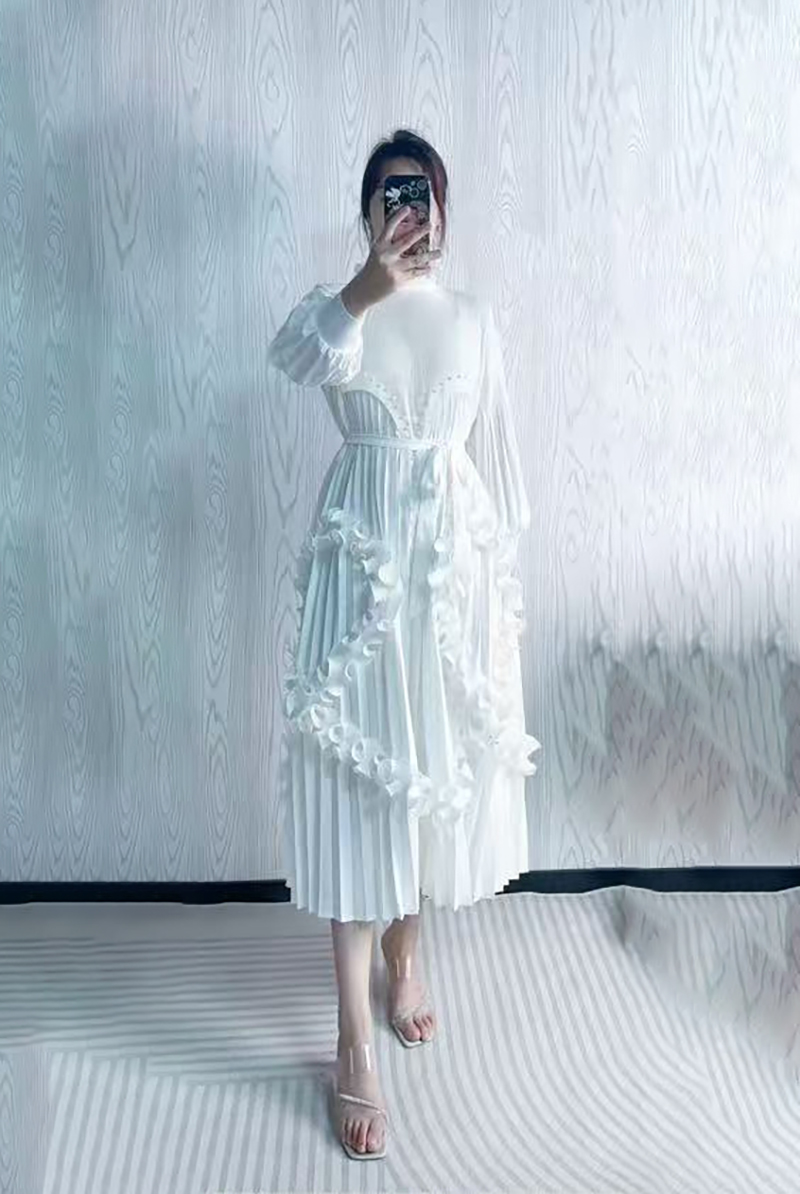 Black fungus edge three-dimensional decoration palace style pleated dress design sense lantern sleeves pleated European and American foreign trade women's long dress Black fungus edge three-dimensional decoration palace style pleated dress design sense lantern sleeves pleated European and American foreign trade women's long dress