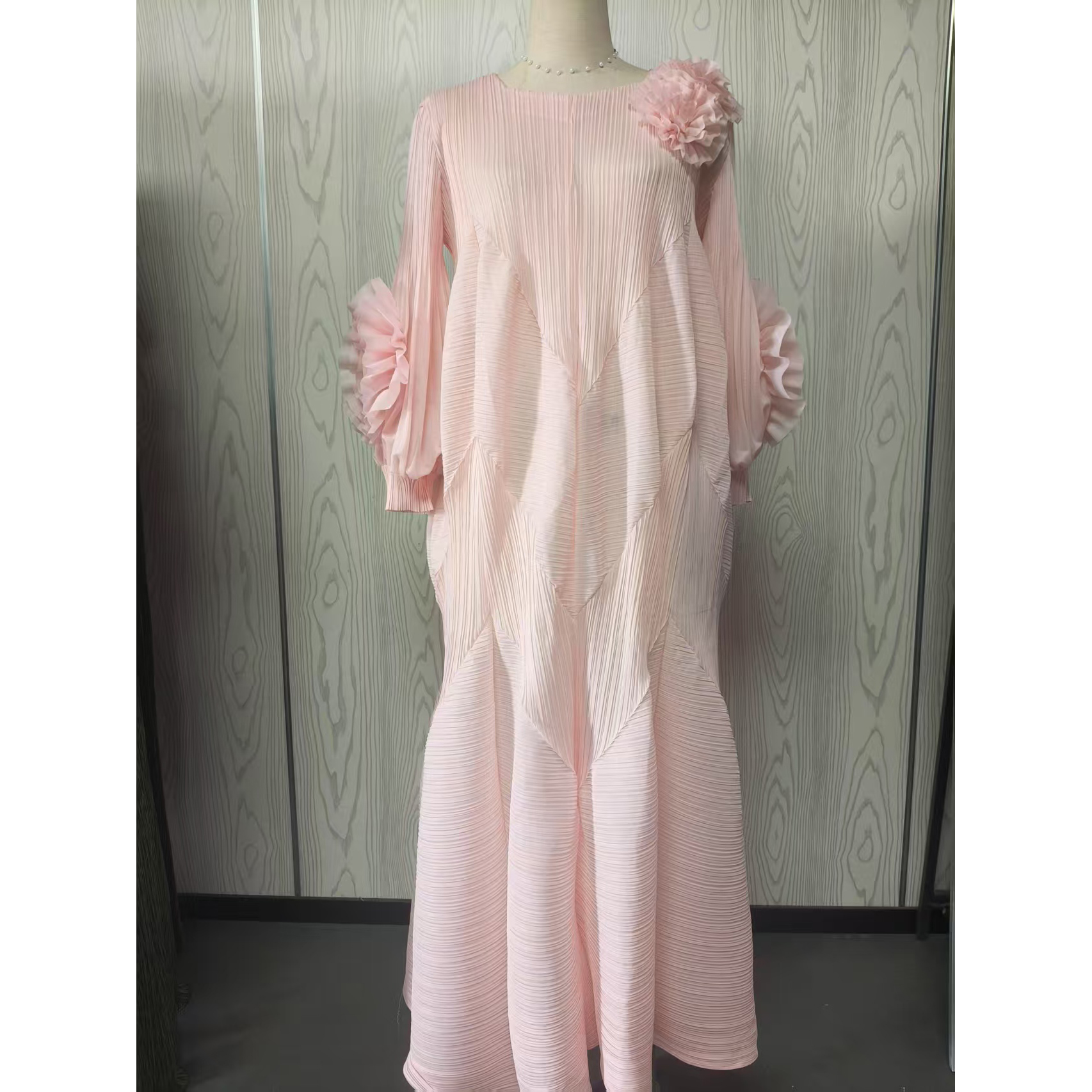 Miyake flower bud skirt seaside vacation dress long sleeved hand embroidered design with French pleats, European and American cross-border women