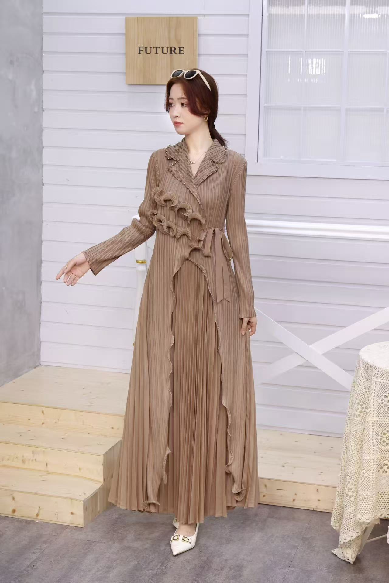 Folded autumn heavy industry nail bead lapel tie, waist cinching, irregular pleated long skirt, black fungus edge women's cross-border dress Folded autumn heavy industry nail bead lapel tie, waist cinching, irregular pleated long skirt, black fungus edge women's cross-border dress