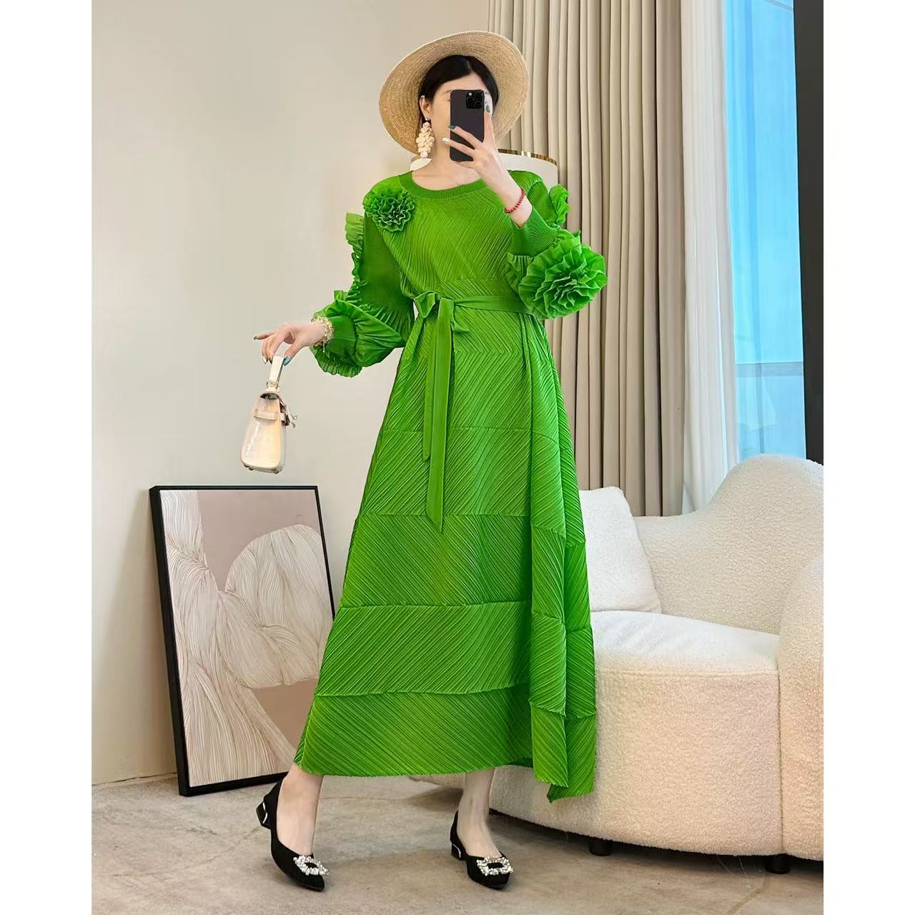 Three bedroom solid color splicing hand embroidered random pleat lace up, large size cross-border pleat design, European and American long sleeved dress Three bedroom solid color splicing hand embroidered random pleat lace up, large size cross-border pleat design, European and American long sleeved dress