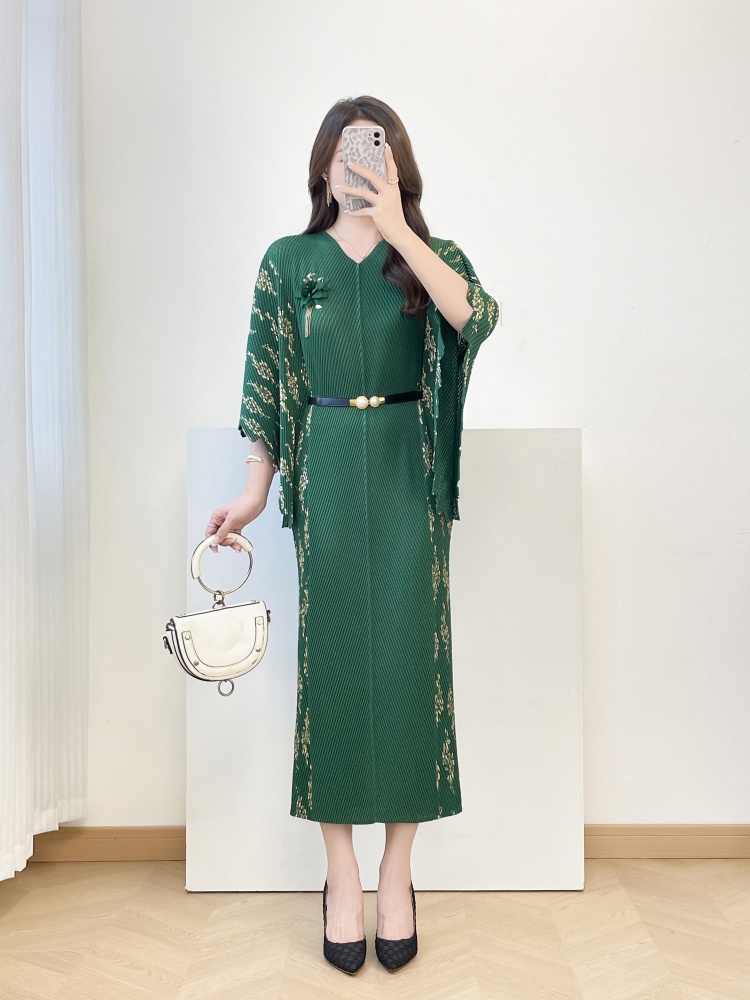 European and American batball sleeves, hot stamping three-dimensional flower decoration belt, slim fit long skirt, cross-border dragon scale pleat, autumn three bedroom women's clothing European and American batball sleeves, hot stamping three-dimensional flower decoration belt, slim fit long skirt, cross-border dragon scale pleat, autumn three bedroom women's clothing