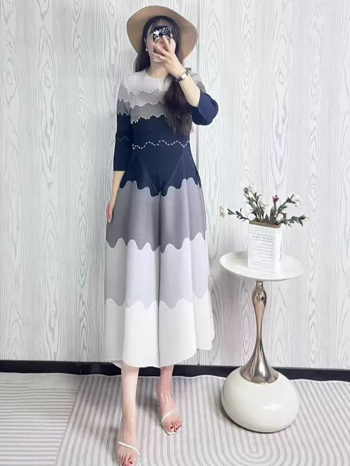 Wrinkle printed nail bead eight piece skirt, European and American cross-border heavy industry pleated color matching, waist cinching, big swing long skirt, three bedroom dress Wrinkle printed nail bead eight piece skirt, European and American cross-border heavy industry pleated color matching, waist cinching, big swing long skirt, three bedroom dress