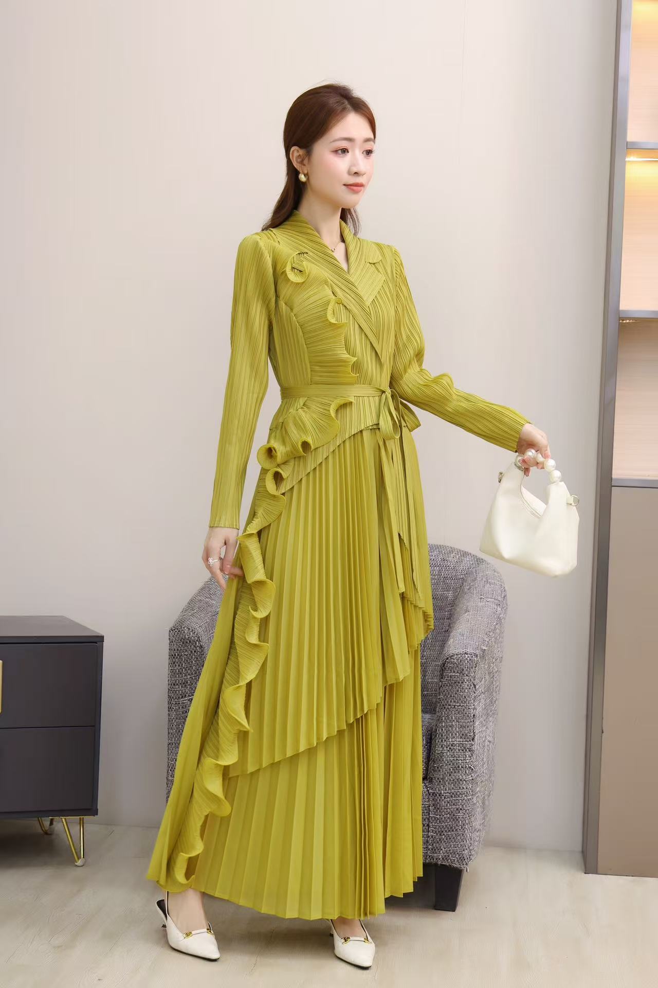 Wrinkled European and American fungus side length skirt with autumn design sense, ruffled edge straps, waist cinching suit collar dress, cross-border women's dress Wrinkled European and American fungus side length skirt with autumn design sense, ruffled edge straps, waist cinching suit collar dress, cross-border women's dress