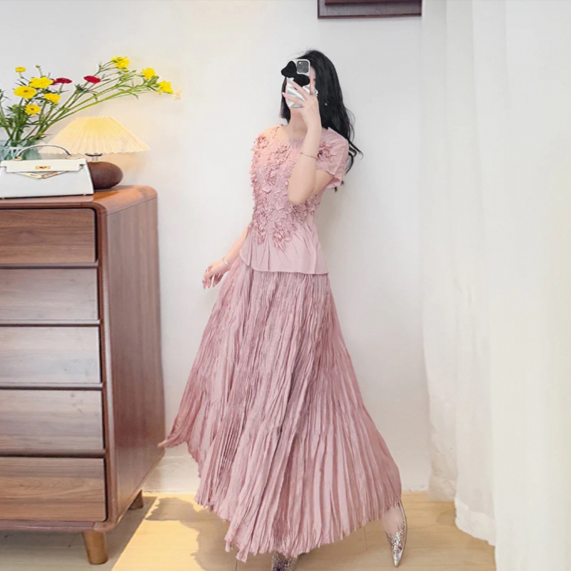 Cross border 2025 summer three bedroom pleated T-shirt short sleeved handmade three-dimensional floral set fashionable big swing skirt for women Cross border 2025 summer three bedroom pleated T-shirt short sleeved handmade three-dimensional floral set fashionable big swing skirt for women