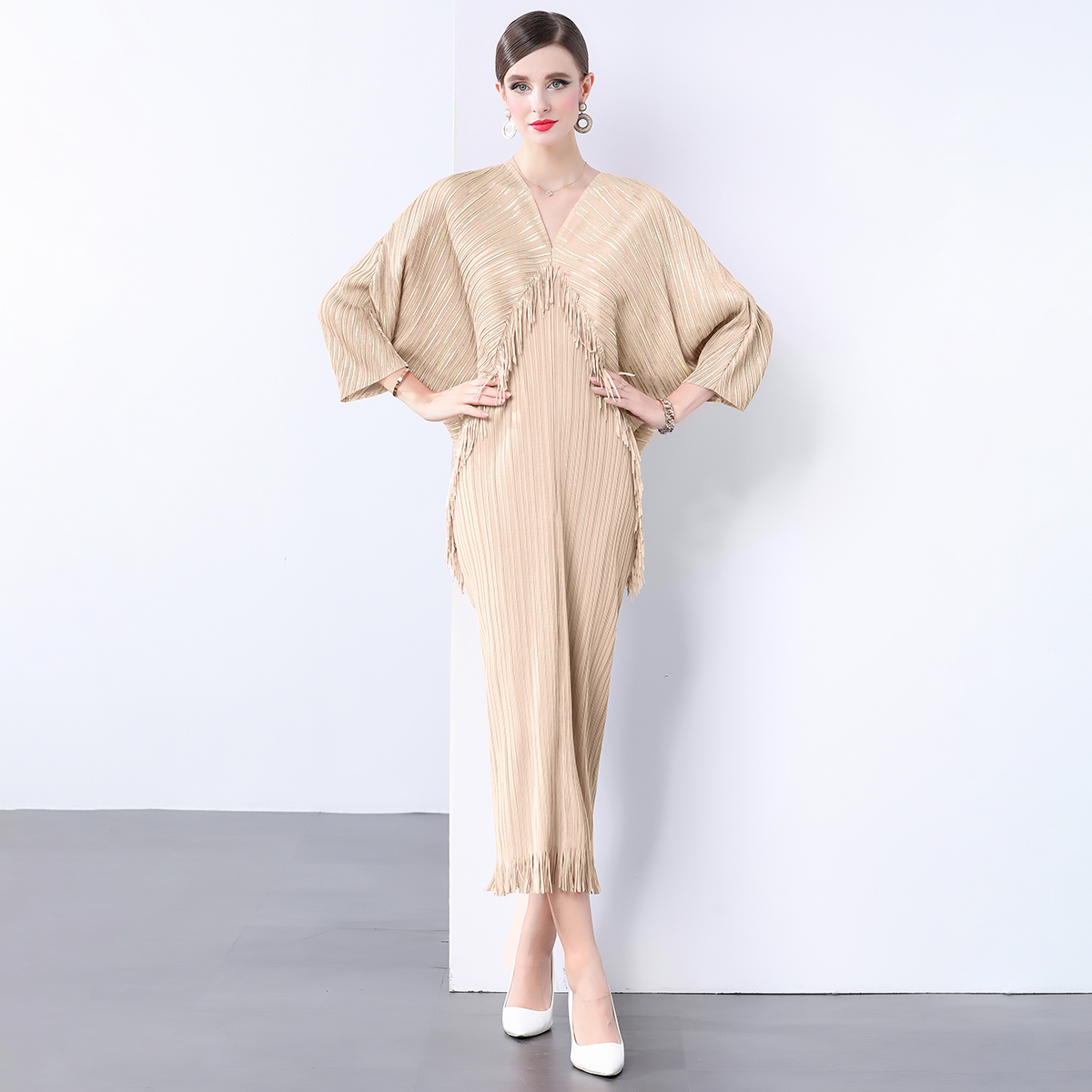 Miyake socialite elegant dress, women's European and American style fashionable V-neck batball sleeve loose hanging pleated fringe dress Miyake socialite elegant dress, women's European and American style fashionable V-neck batball sleeve loose hanging pleated fringe dress