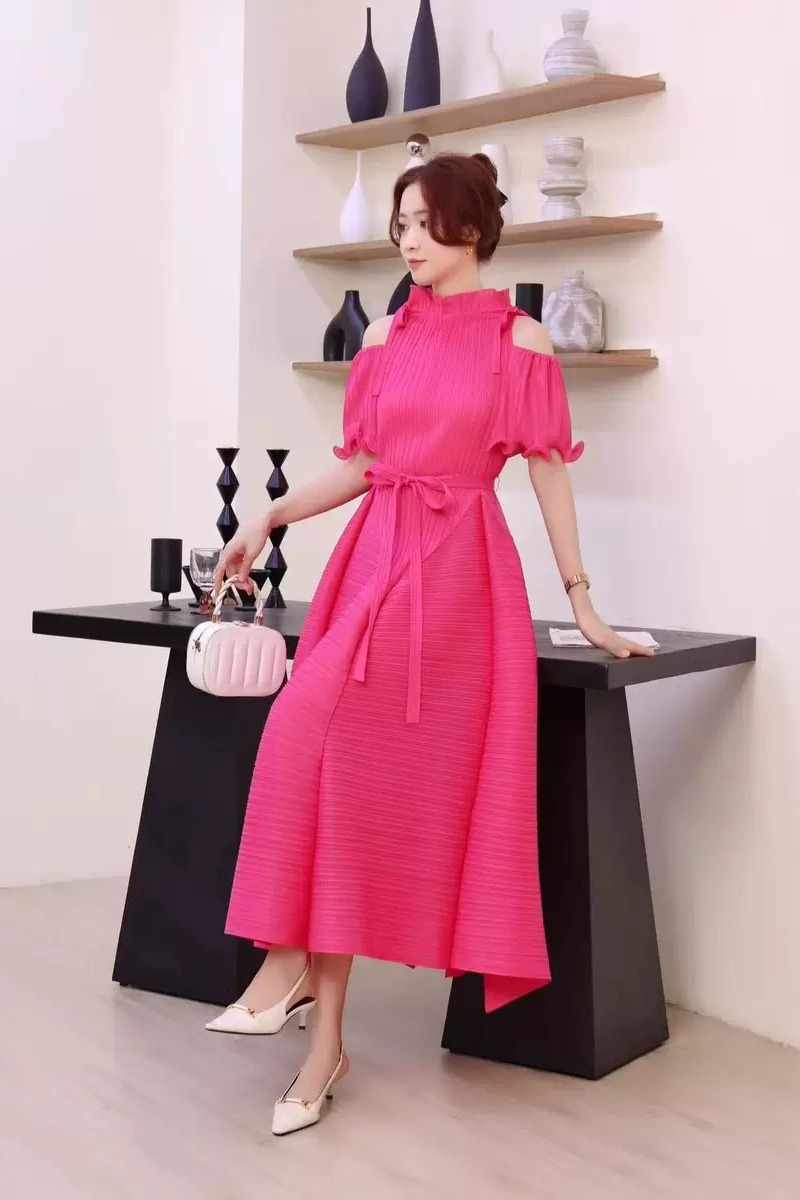 European and American foreign trade short sleeved dress with pleats, exposed shoulders, autumn fungus edge, stand up collar, tie up, Miyake lady loose long skirt European and American foreign trade short sleeved dress with pleats, exposed shoulders, autumn fungus edge, stand up collar, tie up, Miyake lady loose long skirt