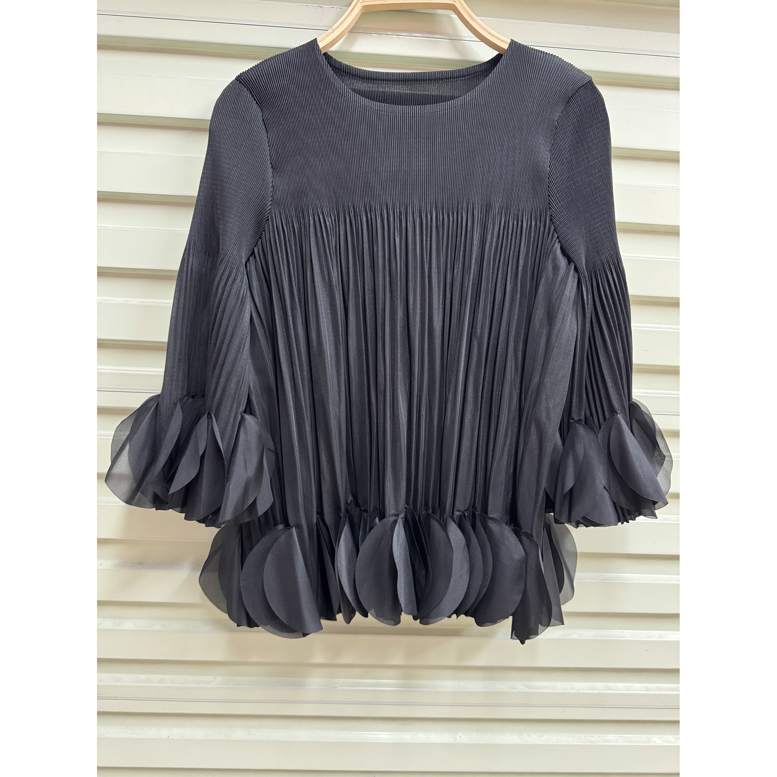 Miyake design with ruffled edges, loose pleated top, temperament for commuting, 9-inch sleeves, western-style T-shirt for women, Korean version, new style Miyake design with ruffled edges, loose pleated top, temperament for commuting, 9-inch sleeves, western-style T-shirt for women, Korean version, new style